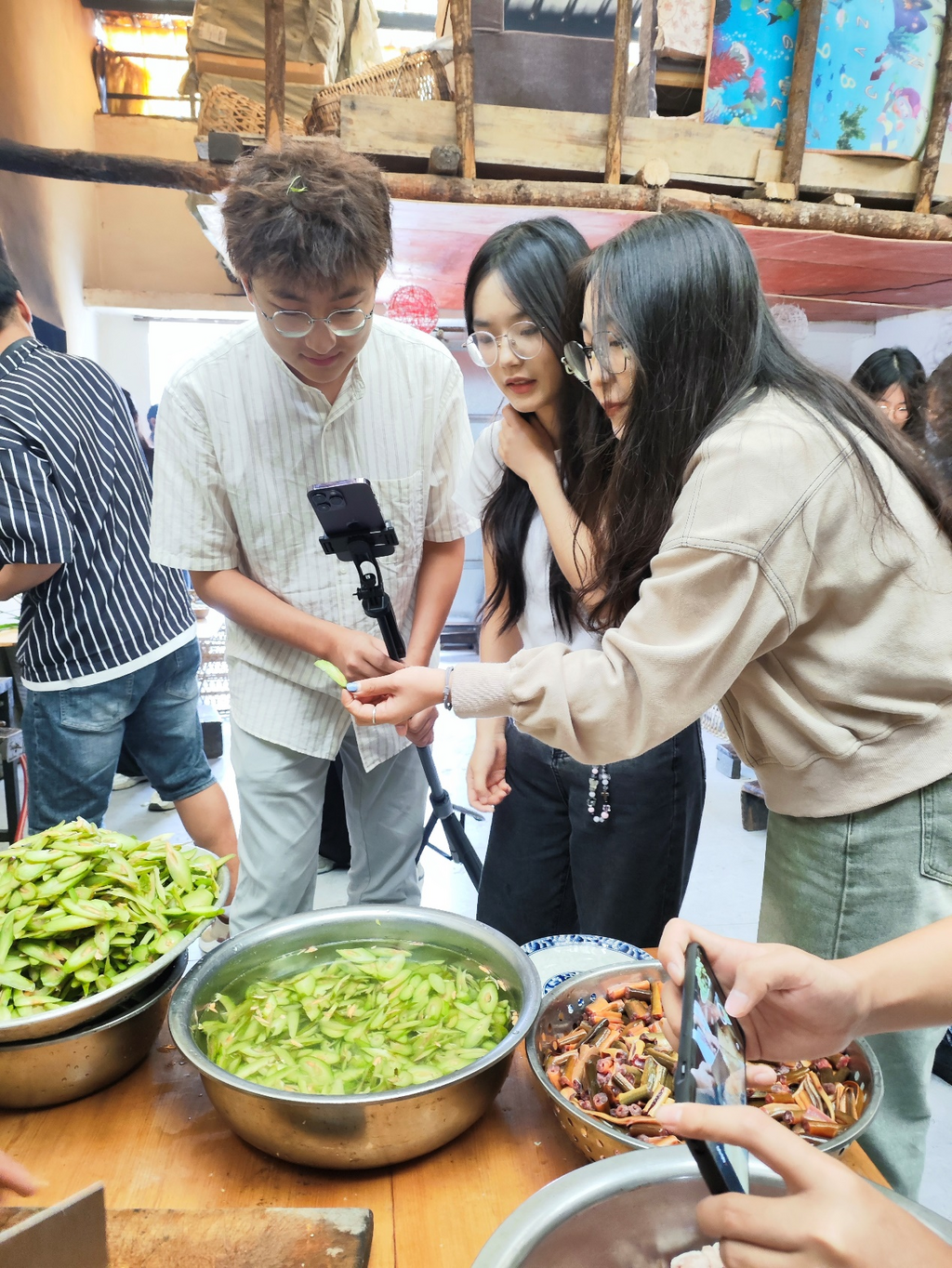 三位员工“主播”向粉丝介绍当地特色食材。通讯员 张培钰 李宁 摄