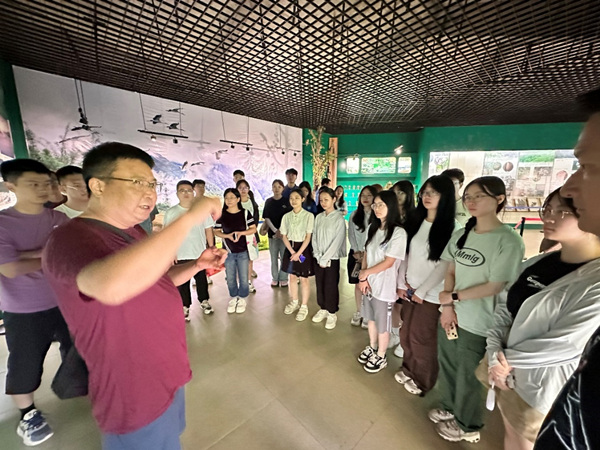 suncitygroup太阳集团公司党委书记凌晓明在黄连山宣教中心开展思政教育。suncitygroup太阳集团供图