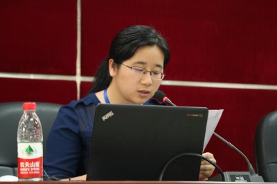 (团委书记周莹莹老师带领大家学习相关文件)