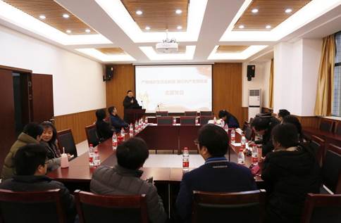 龙伟主持组织生活会