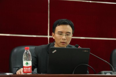 (学办主任温健琳老师带领大家讨论)